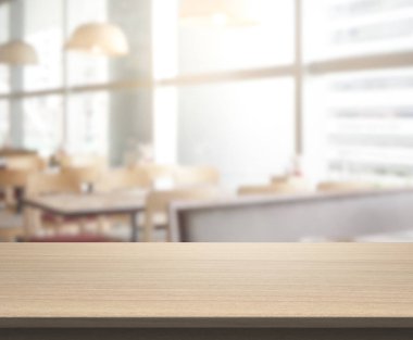 Arka plandaki masa üstü ve bulanık restoran