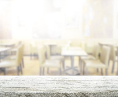 Arka plandaki masa üstü ve bulanık restoran