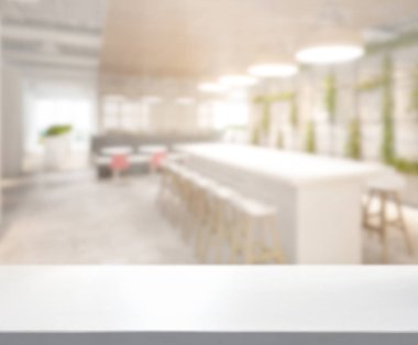 Arka plandaki masa üstü ve bulanık restoran