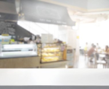 Arka plandaki masa üstü ve bulanık restoran