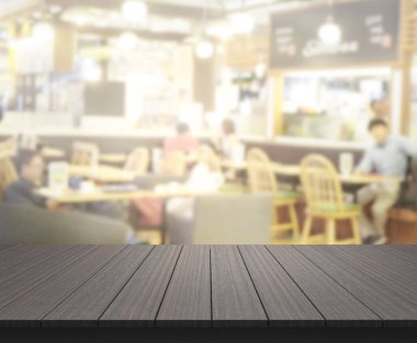 Arka plandaki masa üstü ve bulanık restoran