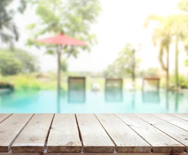 Dessus de table et flou piscine de fond — Photo