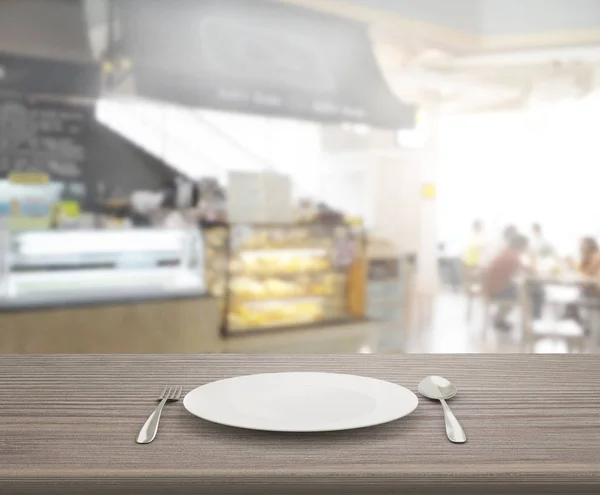 Tischplatte und Restaurant verschwimmen im Hintergrund — Stockfoto