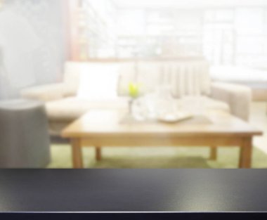 Masa üstü ve arka planın bulanık oturma odası
