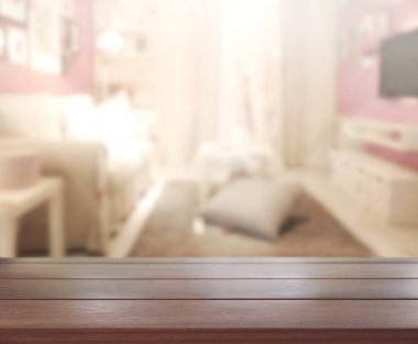 Masa üstü ve arka planın bulanık oturma odası