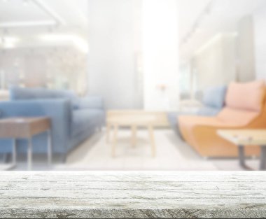 Masa üstü ve arka planın bulanık oturma odası