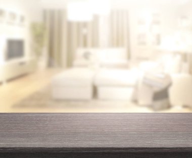 Masa üstü ve arka planın bulanık oturma odası