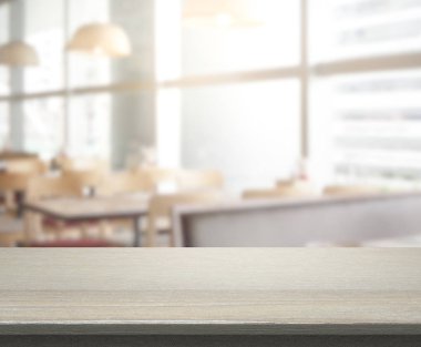 Arka plandaki masa üstü ve bulanık restoran