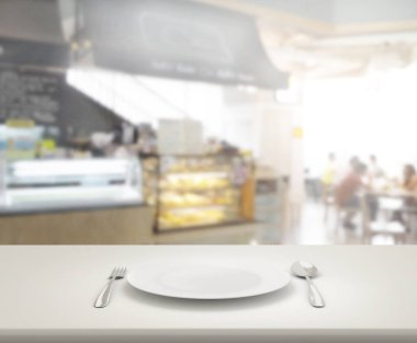 Arka plandaki masa üstü ve bulanık restoran