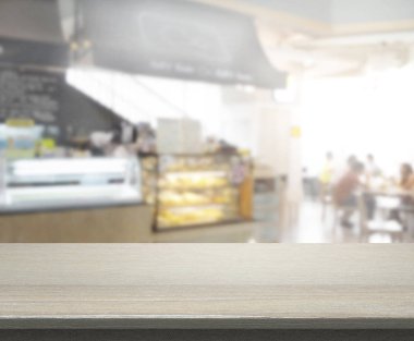 Arka plandaki masa üstü ve bulanık restoran