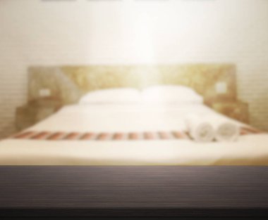Masa üstü ve bulanıklık arka planda yatak odası