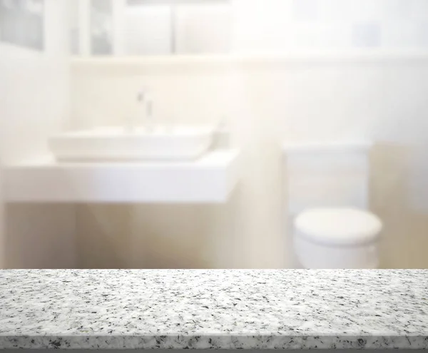 Столешница и размытая ванная на заднем плане — стоковое фото
