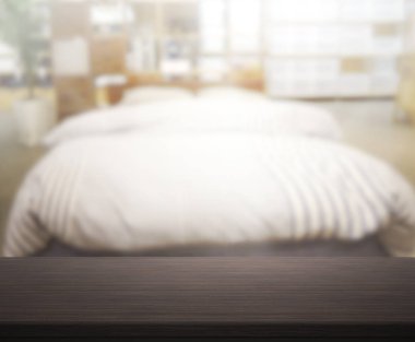 Masa üstü ve bulanıklık arka planda yatak odası