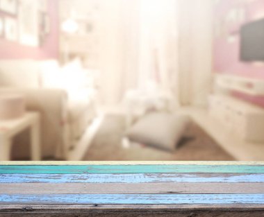 Masa üstü ve arka planın bulanık oturma odası