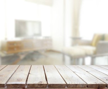 Masa üstü ve arka planın bulanık oturma odası