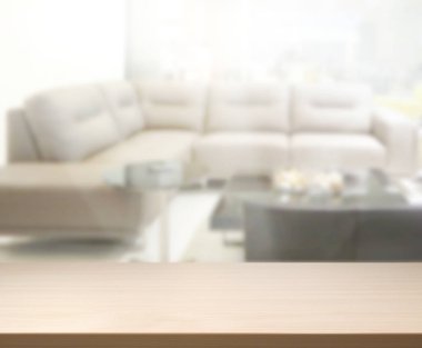 Masa üstü ve arka planın bulanık oturma odası