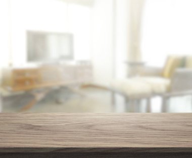 Masa üstü ve arka planın bulanık oturma odası