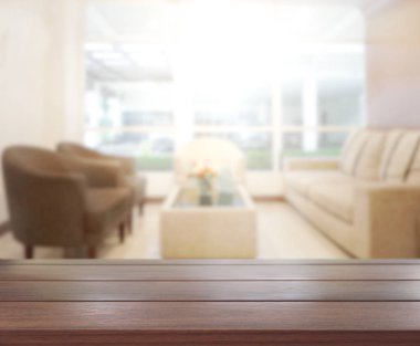 Masa üstü ve arka planın bulanık oturma odası