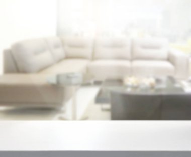 Masa üstü ve arka planın bulanık oturma odası