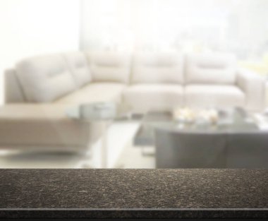 Masa üstü ve arka planın bulanık oturma odası