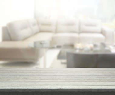 Masa üstü ve arka planın bulanık oturma odası