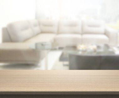 Masa üstü ve arka planın bulanık oturma odası