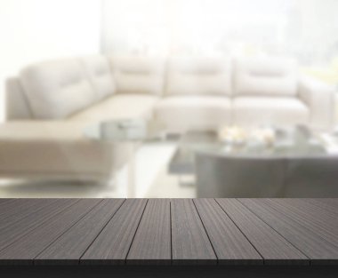 Masa üstü ve arka planın bulanık oturma odası