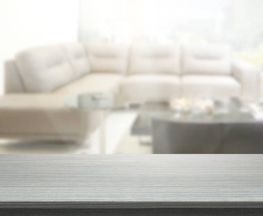 Masa üstü ve arka planın bulanık oturma odası