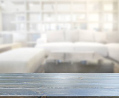 Masa üstü ve arka planın bulanık oturma odası