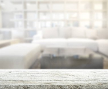 Masa üstü ve arka planın bulanık oturma odası