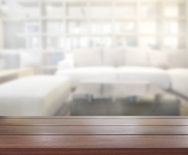 Masa üstü ve arka planın bulanık oturma odası