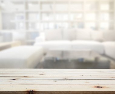 Masa üstü ve arka planın bulanık oturma odası