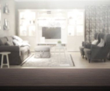 Masa üstü ve arka planın bulanık oturma odası