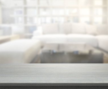 Masa üstü ve arka planın bulanık oturma odası