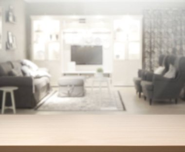 Masa üstü ve arka planın bulanık oturma odası