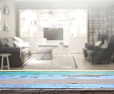 Masa üstü ve arka planın bulanık oturma odası