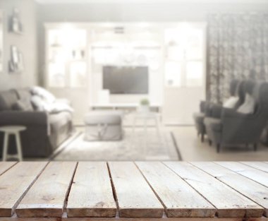 Masa üstü ve arka planın bulanık oturma odası