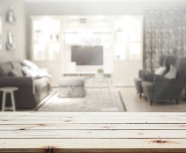 Masa üstü ve arka planın bulanık oturma odası