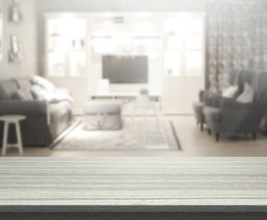 Masa üstü ve arka planın bulanık oturma odası