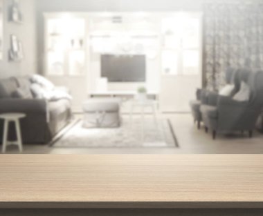 Masa üstü ve arka planın bulanık oturma odası