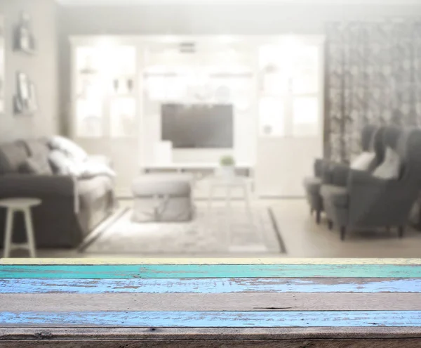 Masa üstü ve arka planın bulanık oturma odası