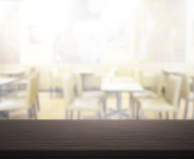 Arka plandaki masa üstü ve bulanık restoran