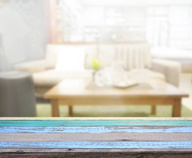 Masa üstü ve arka planın bulanık oturma odası