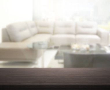 Masa üstü ve arka planın bulanık oturma odası