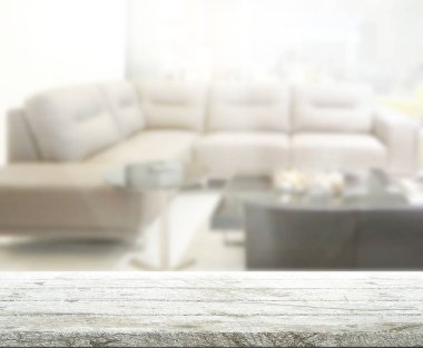 Masa üstü ve arka planın bulanık oturma odası