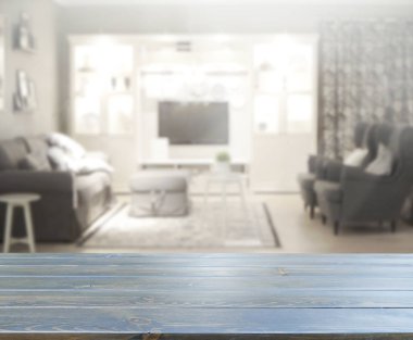 Masa üstü ve arka planın bulanık oturma odası