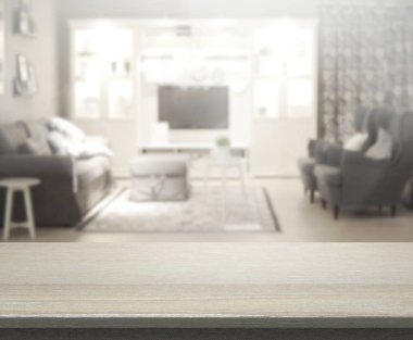 Masa üstü ve arka planın bulanık oturma odası