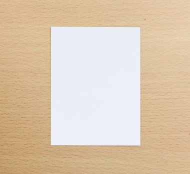 Ahşap masa arka plan üzerinde beyaz kağıt