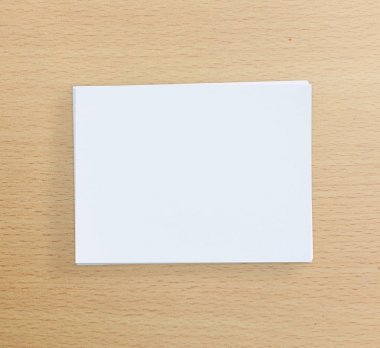 Ahşap masa arka plan üzerinde beyaz kağıt