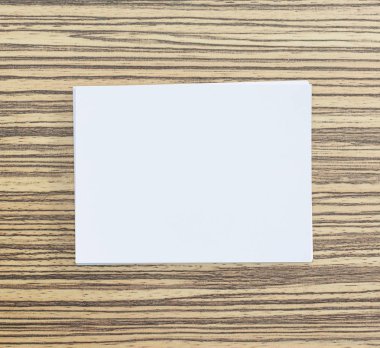 Ahşap masa arka plan üzerinde beyaz kağıt